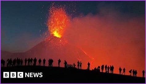 What time does the volcano erupt at the Mirage?