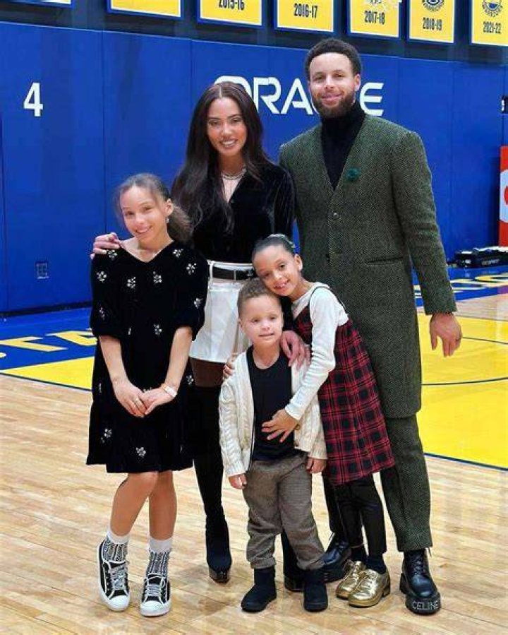 1252 Miles Separated From Stephen Curry, Wife Ayesha Unveils Wholesome Christmas
Eve Celebrations in Curry Family
