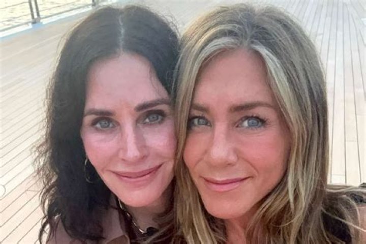 8 Things To Know About Jennifer Aniston & Courteney Cox's Friendship