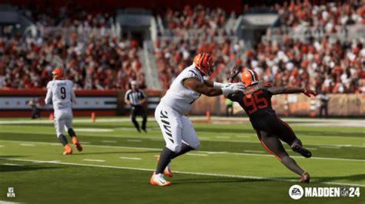 A quarterback in Madden 24 running the ball on a play. 