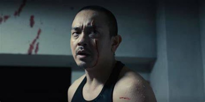 Aguni looking scared with a fresh wound on his face in Alice in Borderland.