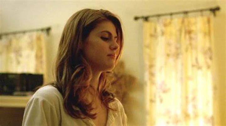 Alexandra Daddario as Lisa Tragnetti taking off her t-shirt in True Detective