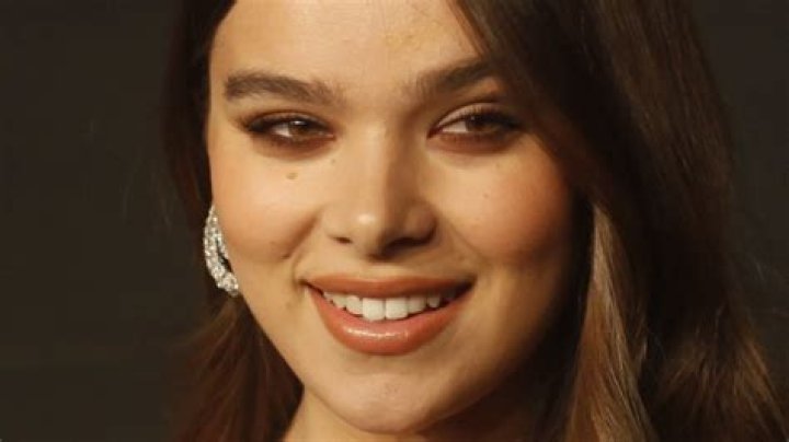 All Of The Celebrities That Hailee Steinfeld Has Dated