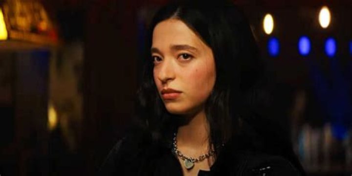 Amber looking suspicious in a bar in Scream 5