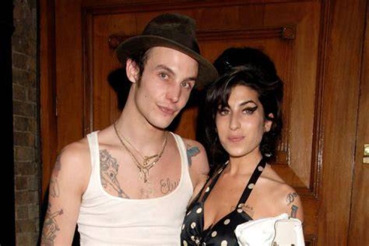 Amy Winehouse de la destructiva relaci&oacute;n con Blake FielderCivil a sus