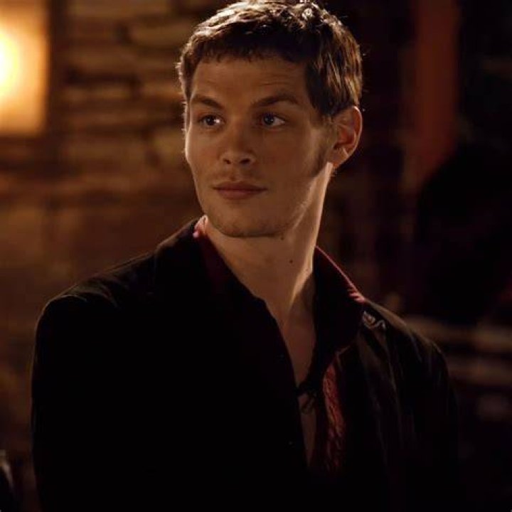 An image of Klaus Mikaelson smiling in season 2 of The Vampire Diaries