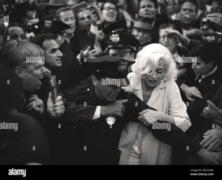 Ana de Armas as Marilyn recreating a movie scene in Blonde.