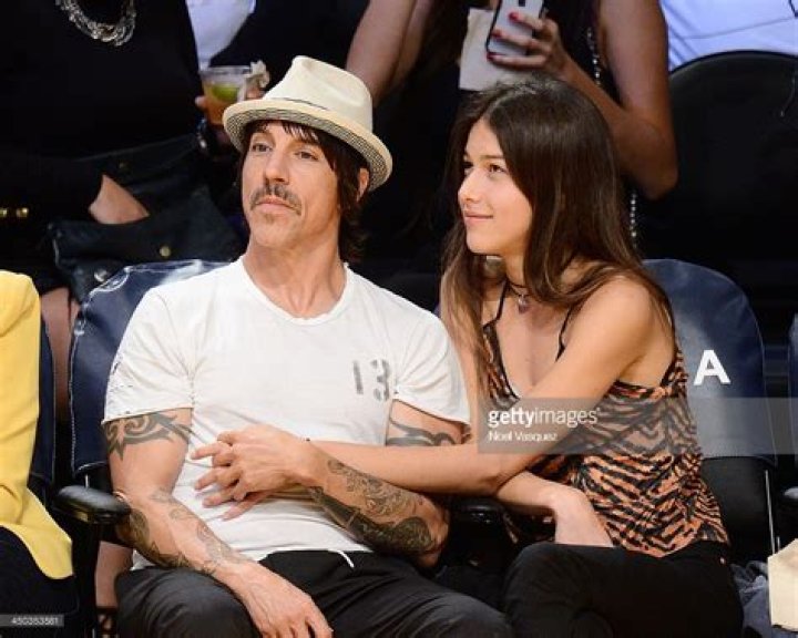 Anthony Kiedis (L) and Helena Vestergaard attend a basketball game