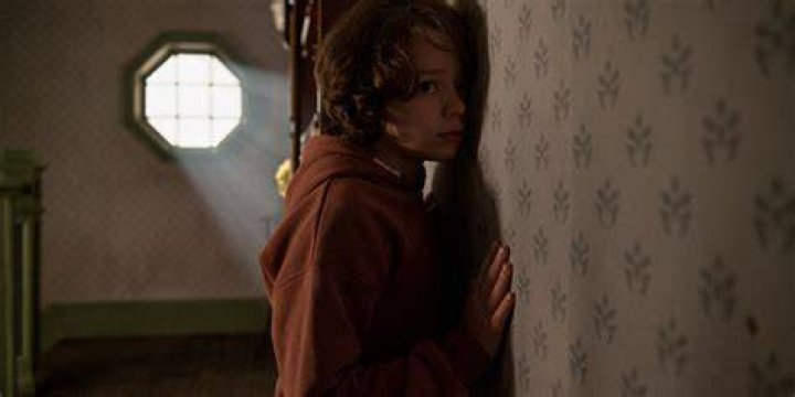 Antony Starr and Lizzy Caplan are Creepy Parents in Cobweb (Trailer