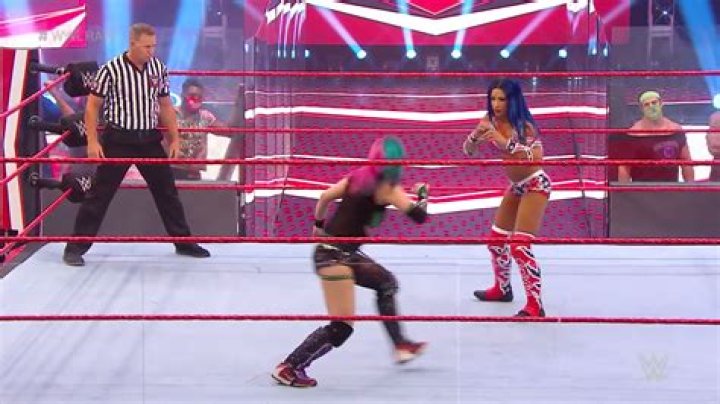 Asuka vs Sasha Banks - Lumberjack match