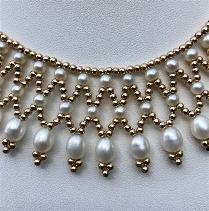 Beaded necklace with pearl