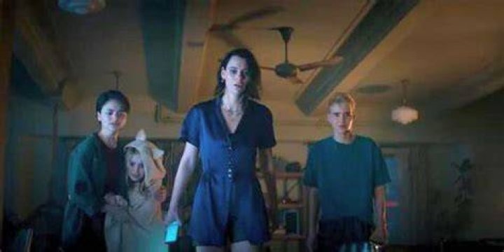 Beth standing with Daniel, Bridget and Kassie in Evil Dead Rise