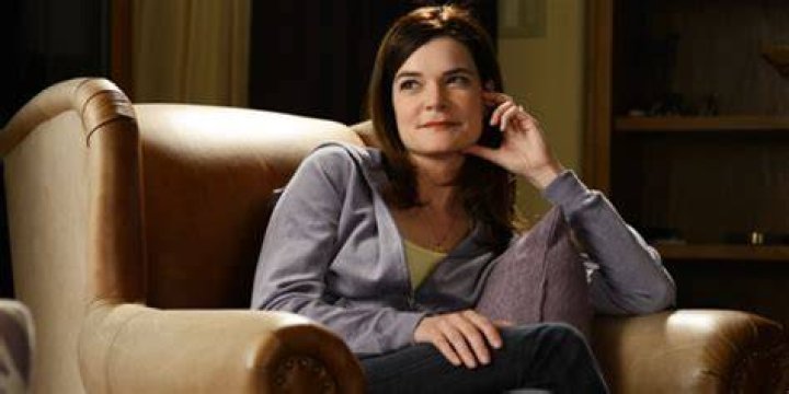 Betsy Brandt as Marie Schrader speaking next to an attorney in Better Call Saul