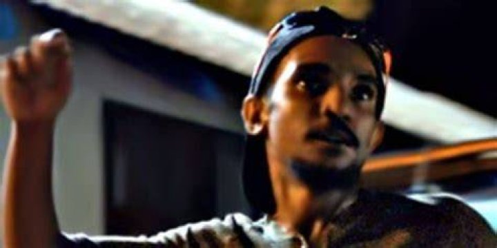 Brandon Walters as Shaney raising a hand in Mystery Road