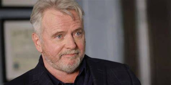 Burton Lowe (Aidan Quinn) looking at someone off-screen in Law & Order SVU.