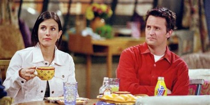 Chandler and Monica having coffee together