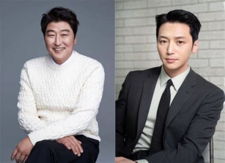 Choi Woo-shik, Song Kang-ho, Jang Hye-jin, and Park So-dam as the Kim family fold pizza boxes on the floor in Parasite.