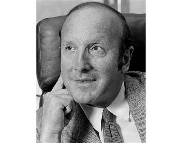 clive davis' worth