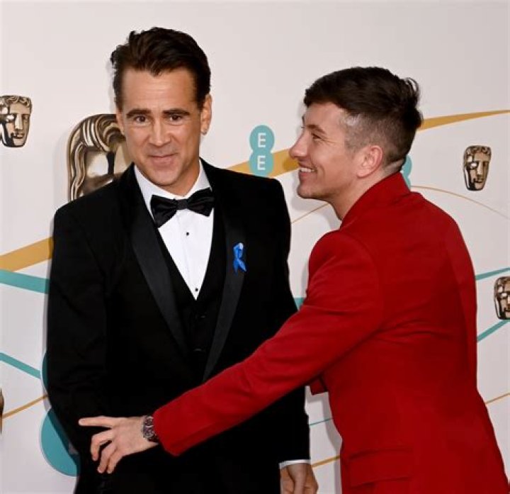 Colin Farrell and Barry Keoghan drink beer in a pub in The Banshees of Inisherin