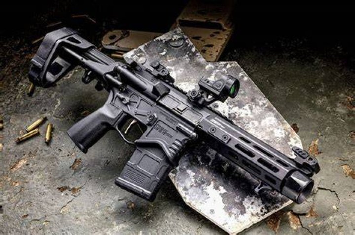 Deacon shoots the PDW gun in Days Gone.