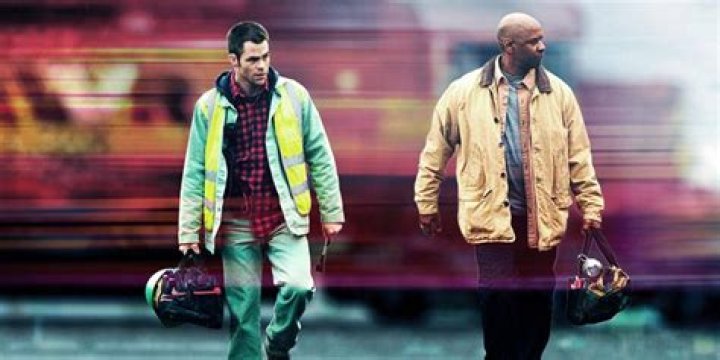 Denzel Washington as Frank Barnes and Chris Pine as Will Colson walking and talkin in Unstoppable 