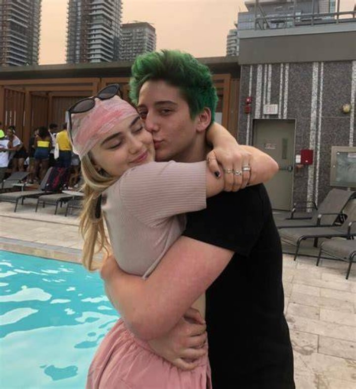 Does Milo Manheim have a father? Does Milo Manheim have a father?