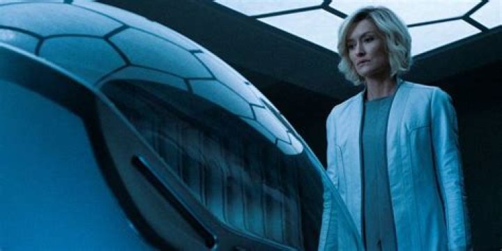 Dr Halsey and Cortana Clone Pod in Halo Episode 1