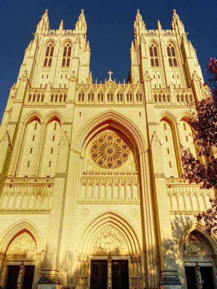Eli Stone in a cathedral