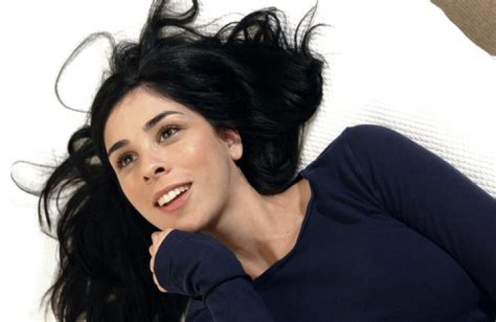 Emily (Sarah Silverman) lying in bed with Kramer (Michael Richards) in Seinfeld