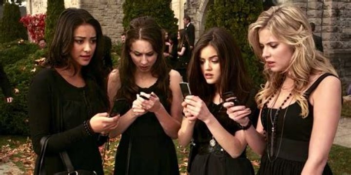 Emily, Spencer, Aria, and Hanna Walking Through the School Hallway in Pretty Little Liars Season 1