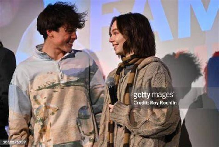 Emma Myers e Brady Noon entram para o elenco da com&eacute;dia 'Family Leave