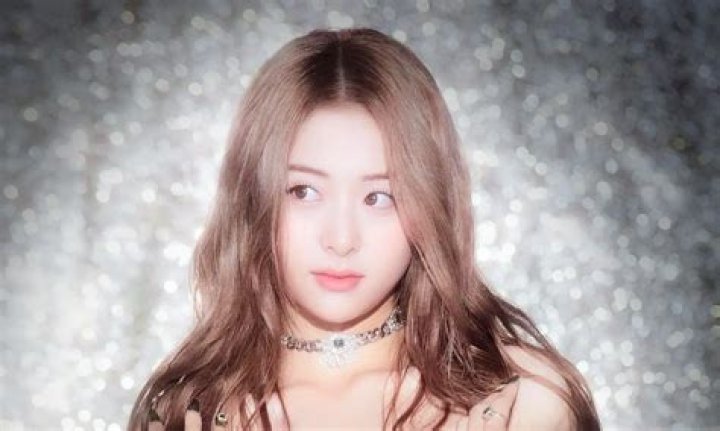 Fan Casting Huh Yunjin as Le Sserafim in Face Claims sorted by asian pop groups on myCast