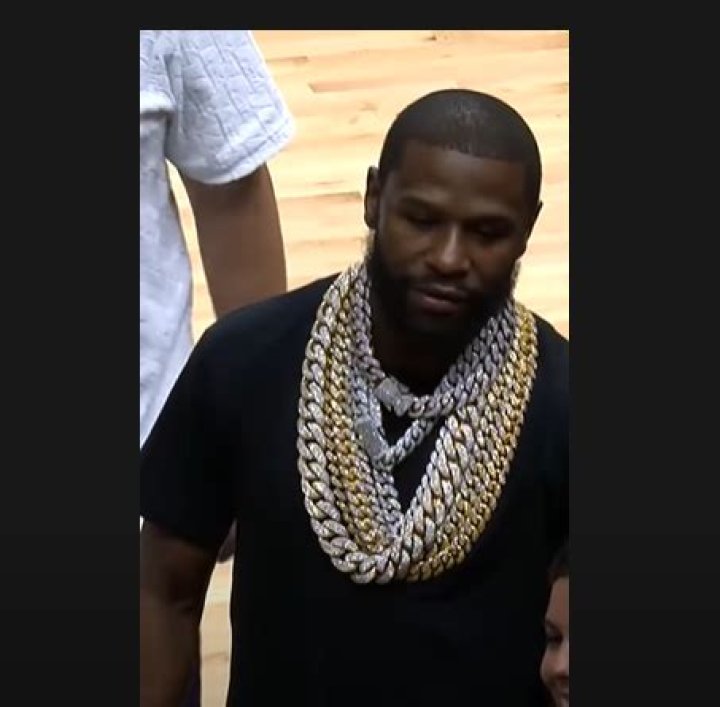 “Floyd Got Logan Paul’s Money Around His Neck”: Fans Awed as Floyd Mayweather
Sports Multiple Gold Chains at Miami Heat Game