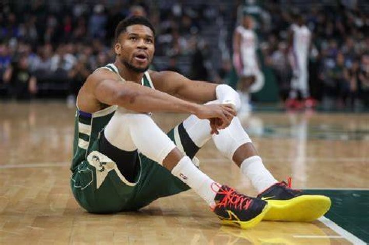 Giannis Antetokounmpo Injury Report: Greek Freak’s Update on Scary Ankle Sprain
vs Knicks