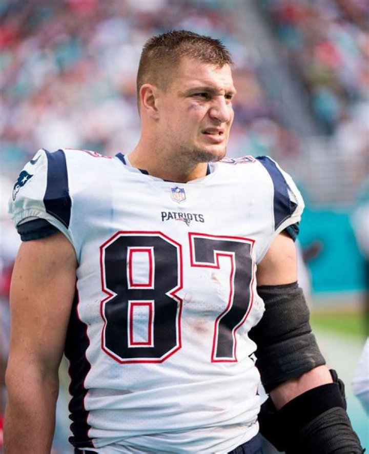 “Gronk! Stand Up!”: Resurfaced Clip Shows Tom Brady Furiously Commanding Rob
Gronkowski In the Middle of the Game For Incorrectly Judging the Play