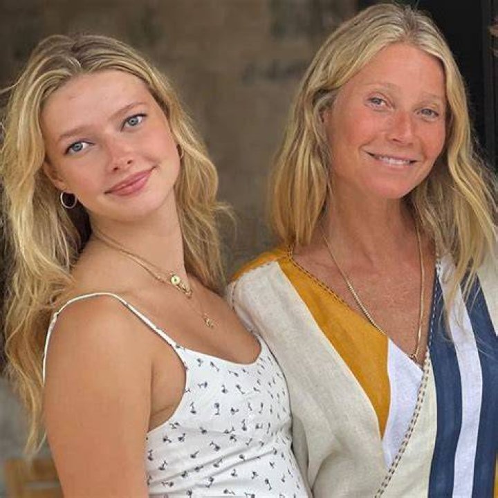 Gwyneth Paltrow & Daughter Apple Martin Twin in Stylish Summer Snap