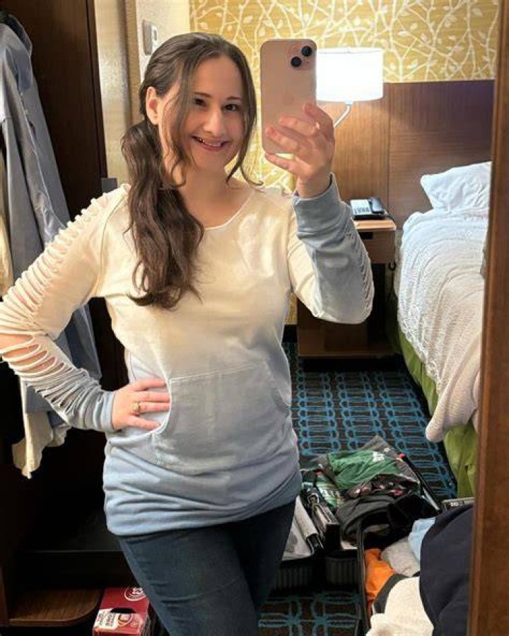 Gypsy Rose aparece sorridente em 1&ordf; foto ap&oacute;s soltura 'Primeira selfie