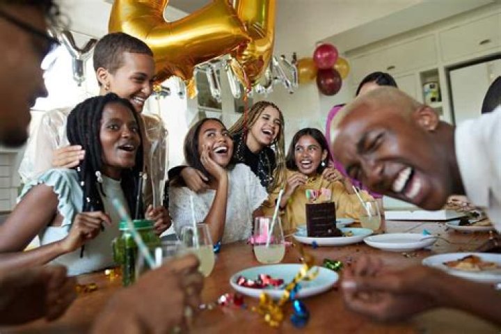 Haibo: Cake Thieves Go for Gold While Birthday Girl Slaps Nearby Guest Haibo: Cake Thieves Go for Gold While Birthday Girl Slaps Nearby Guest