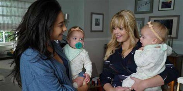 Hanna, Emily, Spencer, Ali and Aria looking at a cell phone on Pretty Little Liars