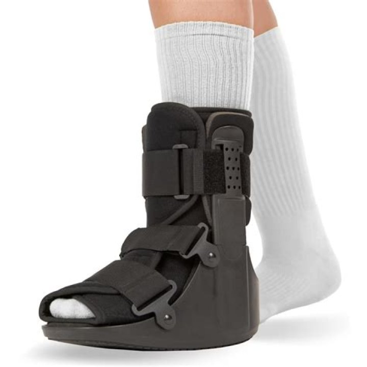 Jamie Lee Curtis Shares Photo of Foot in Medical Boot After Oscar Win