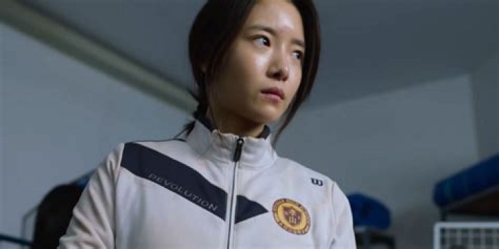 jang Ha Ri looking to the distance in All of Us Are Dead