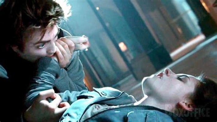 Jasper Nearly Attacks Bella After A Paper Cut