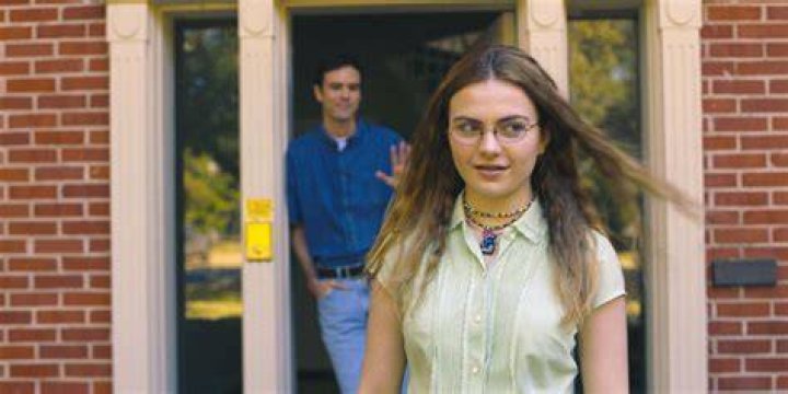 Jeanette leaves Mr. Harris' house after first meeting him in Cruel Summer episode 1