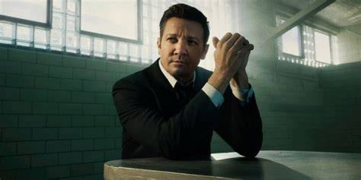 Jeremy Renner talking to another soldier in The Hurt Locker