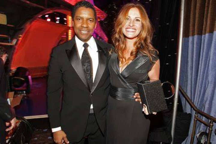 Julia Roberts and Denzel Washington talking in The Pelican Brief