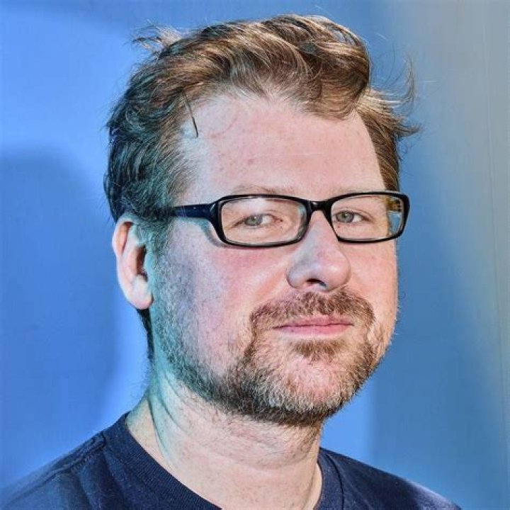 Justin Roiland as Papers