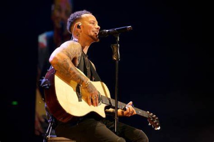 Kane Brown Delivers Lakeside Performance of 'Grand' at 2022 VMAs
