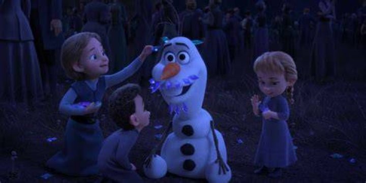 Kids playing with Olaf in Frozen 2