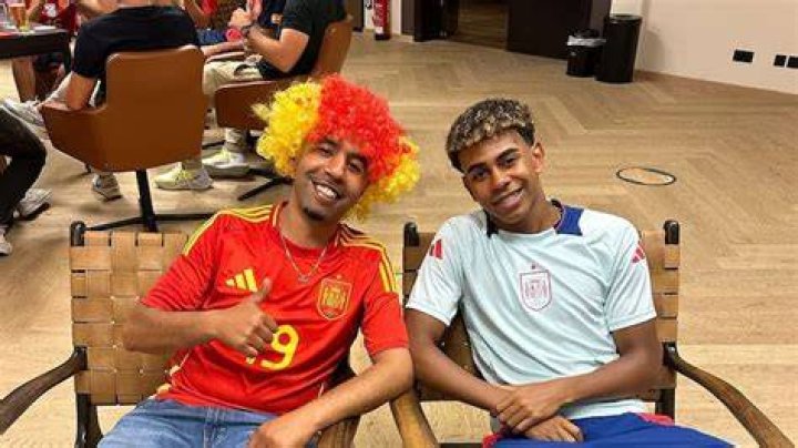 Lamine yamal with his son r/soccercirclejerk