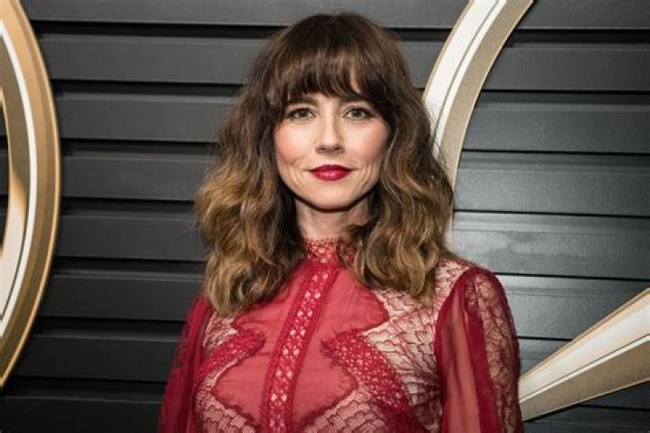 Linda Cardellini as ER in Pick Your Favourite TV Character From Each Show